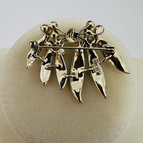 Vintage Lisner gold tone leaf brooch. Great condition. - Picture 3 of 4